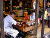 JAPAN, Cuttin eels