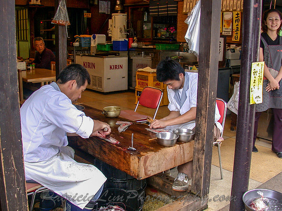 JAPAN, Cuttin eels